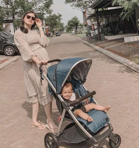 Tampil Polos, Potret Kimberly Ryder Momong Anak