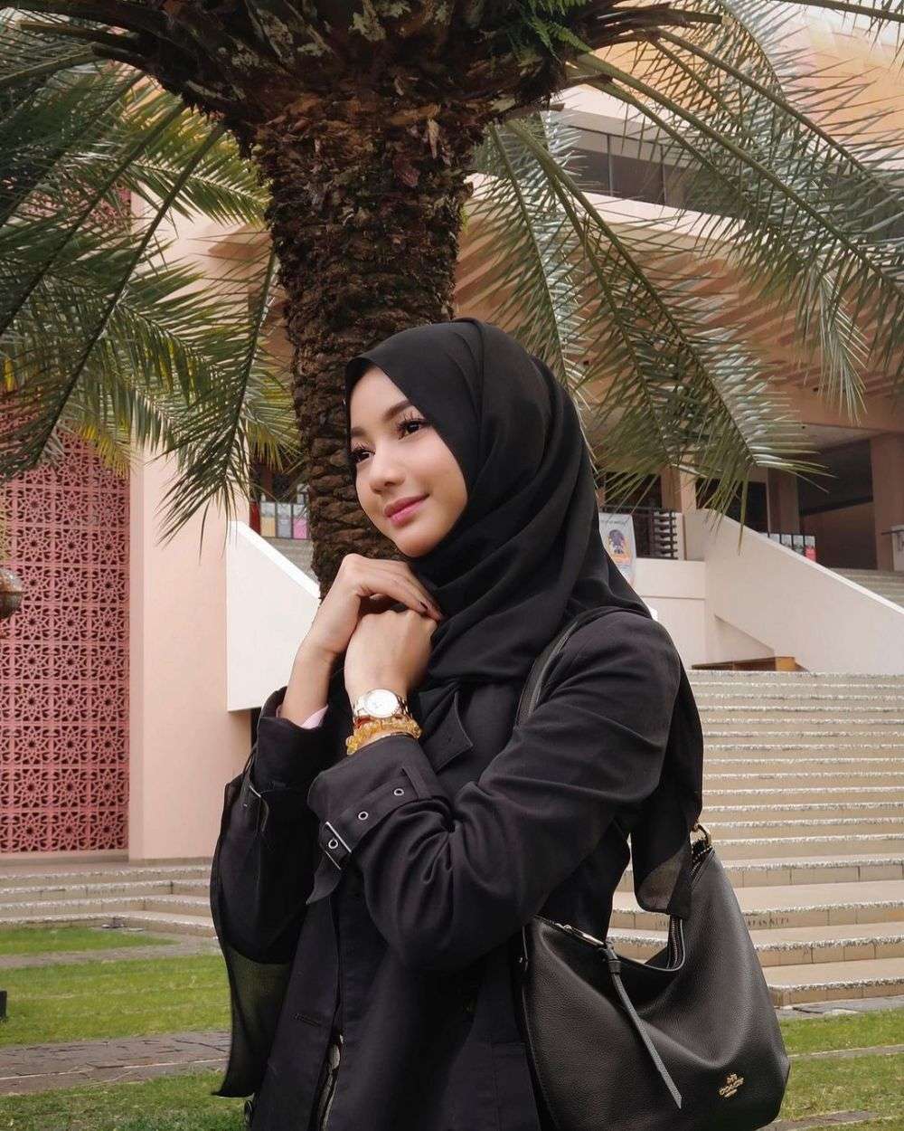 Pesona Glenca Chysara Berhijab, Bikin Pangling