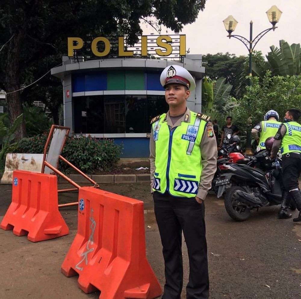 Potret 5 Seleb Ganteng Berseragam Polisi