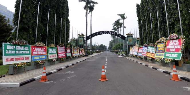 FOTO: Karangan Bunga Banjiri Kodam Jaya
