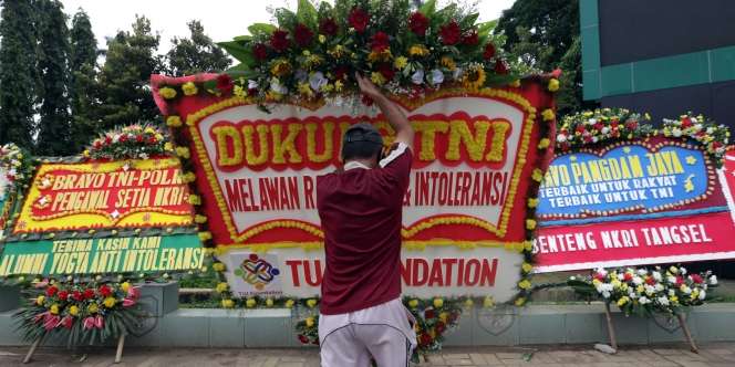 FOTO: Karangan Bunga Banjiri Kodam Jaya