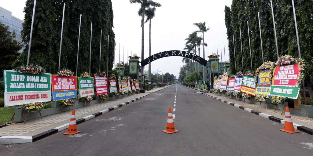 FOTO: Karangan Bunga Banjiri Kodam Jaya