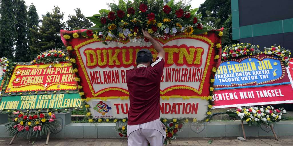 FOTO: Karangan Bunga Banjiri Kodam Jaya