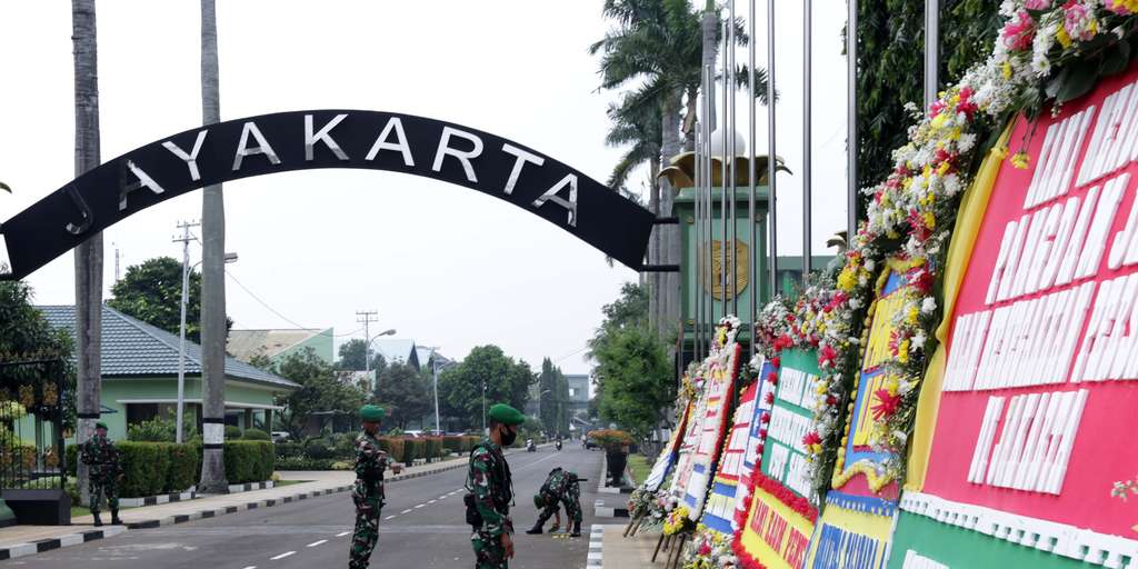 FOTO: Karangan Bunga Banjiri Kodam Jaya