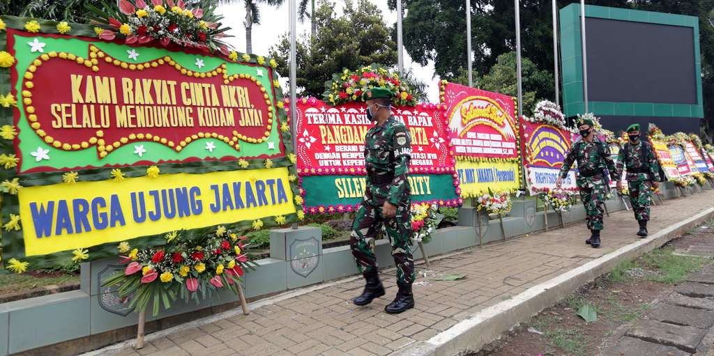FOTO: Karangan Bunga Banjiri Kodam Jaya