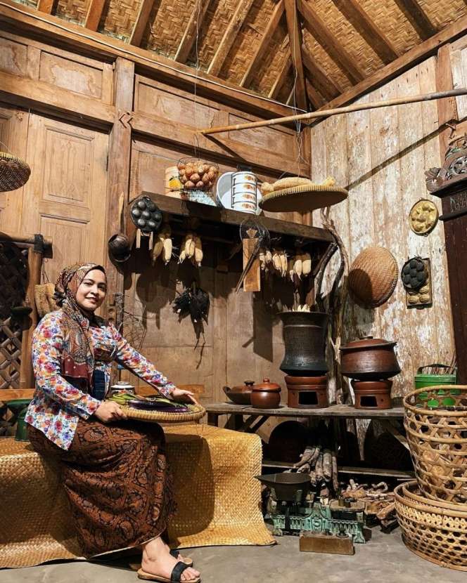 Gaya Pemotretan Keluarga Uya Kuya Berbusana Adat Jawa