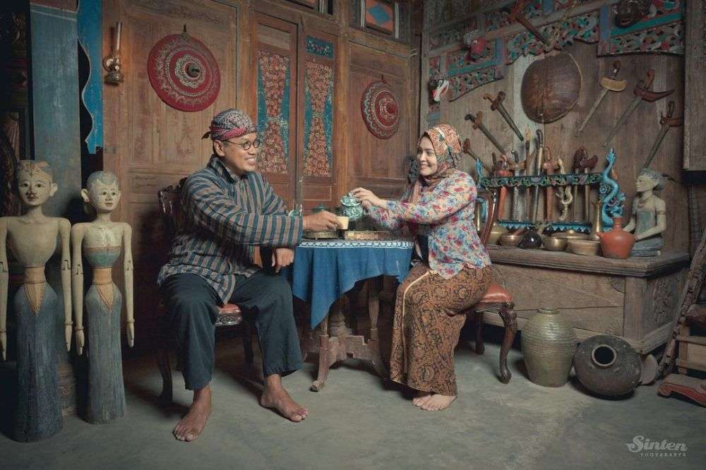 Gaya Pemotretan Keluarga Uya Kuya Berbusana Adat Jawa