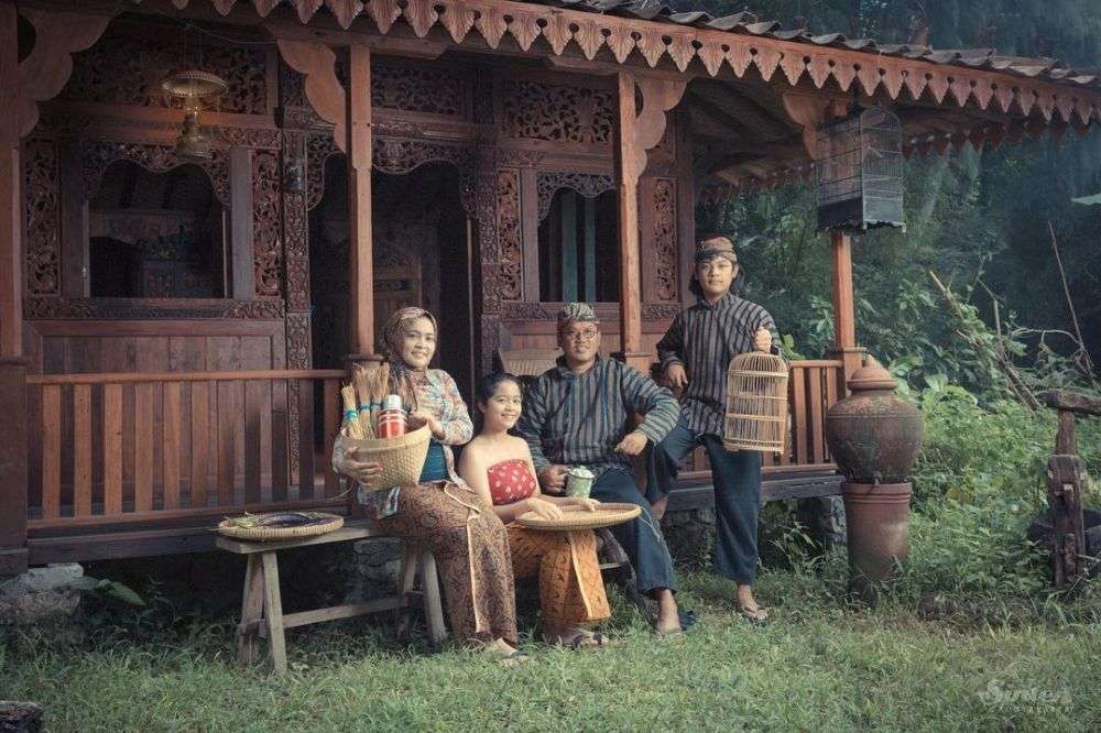 Gaya Pemotretan Keluarga Uya Kuya Berbusana Adat Jawa