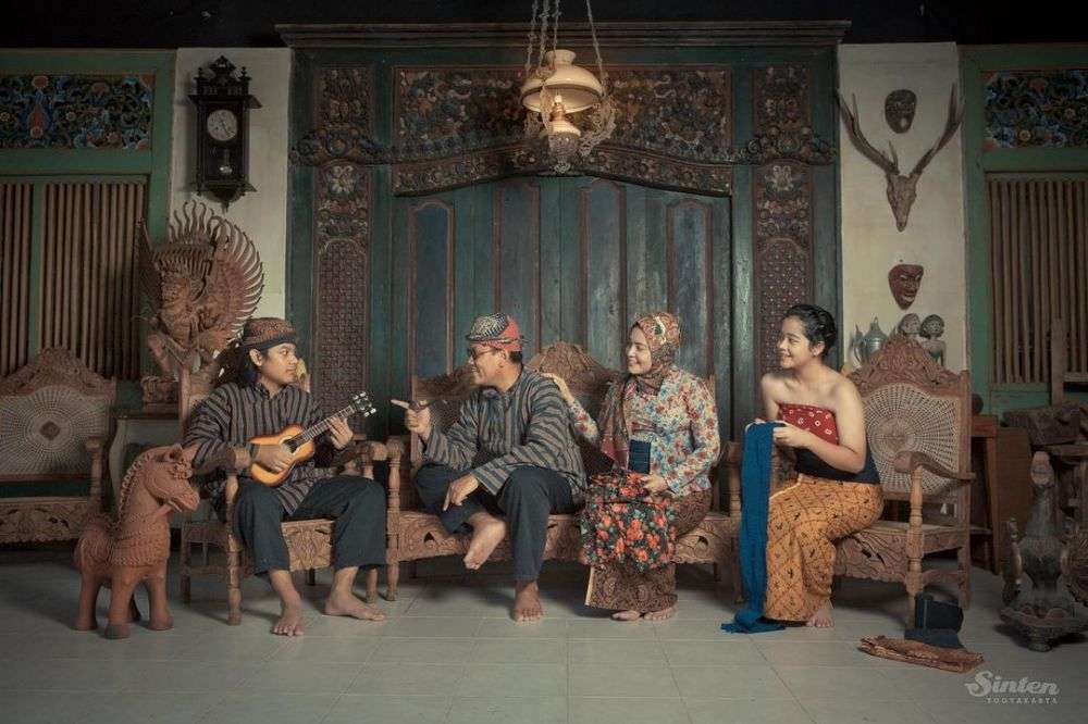 Gaya Pemotretan Keluarga Uya Kuya Berbusana Adat Jawa