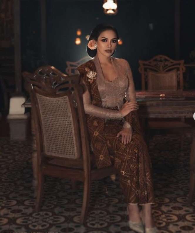 Nikita Mirzani Berkebaya Klasik, Mirip Dewi Soekarno