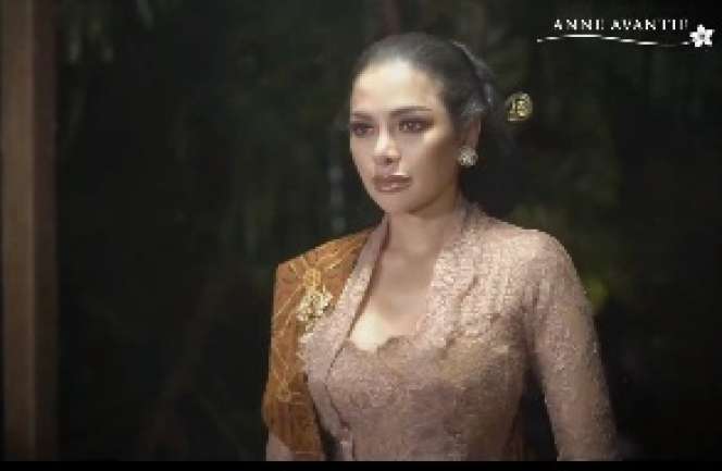 Nikita Mirzani Berkebaya Klasik, Mirip Dewi Soekarno