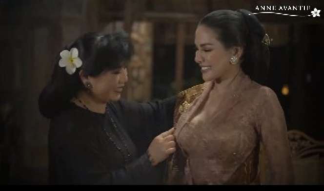 Nikita Mirzani Berkebaya Klasik, Mirip Dewi Soekarno