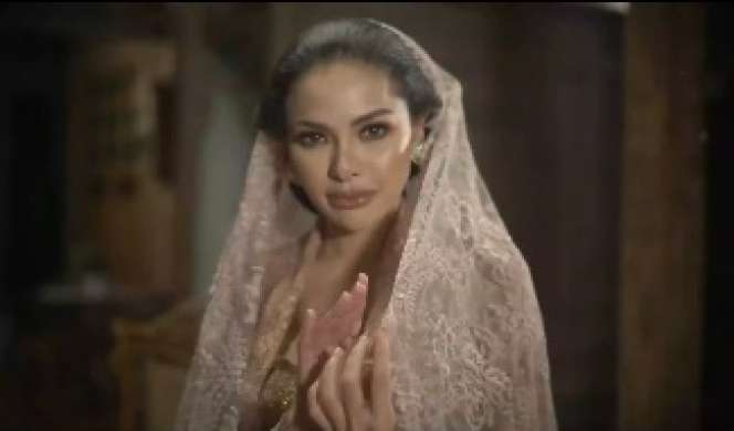 Nikita Mirzani Berkebaya Klasik, Mirip Dewi Soekarno