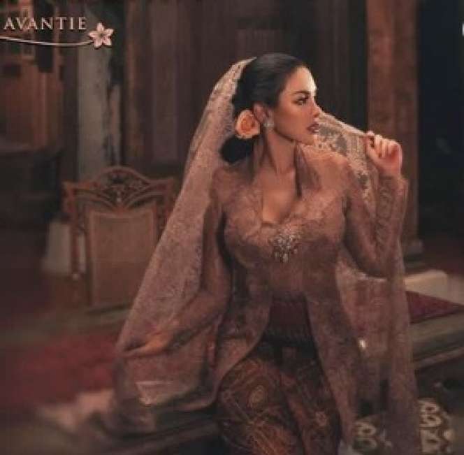 Nikita Mirzani Berkebaya Klasik, Mirip Dewi Soekarno