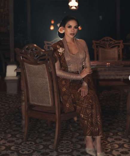 Nikita Mirzani Berkebaya Klasik, Mirip Dewi Soekarno