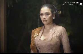 Nikita Mirzani Berkebaya Klasik, Mirip Dewi Soekarno