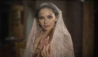 Nikita Mirzani Berkebaya Klasik, Mirip Dewi Soekarno