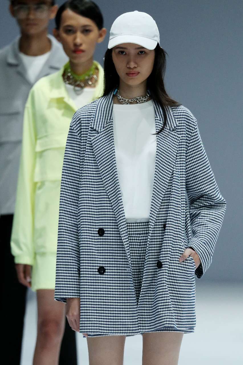 Outfit 'Kepompong', Kreasi Rani Hatta di Panggung JFW 2021