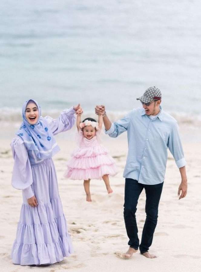 Potret Bahagia Khalisa, Anak Kartika Putri Saat Main Ke Pantai