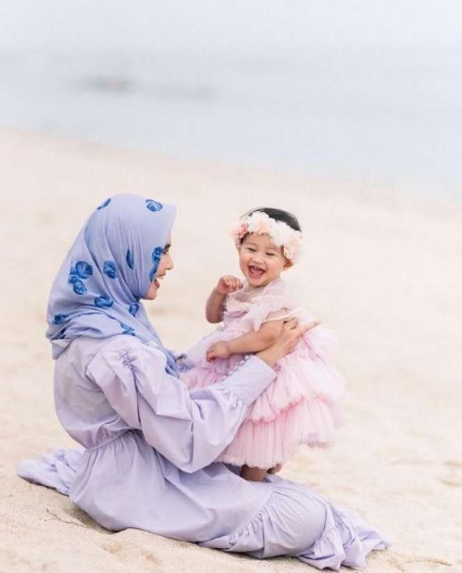 Potret Bahagia Khalisa, Anak Kartika Putri Saat Main Ke Pantai