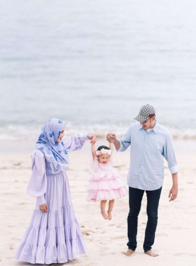 Potret Bahagia Khalisa, Anak Kartika Putri Saat Main Ke Pantai