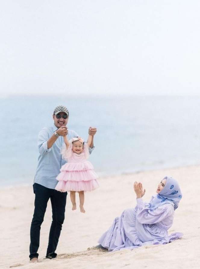 Potret Bahagia Khalisa, Anak Kartika Putri Saat Main Ke Pantai