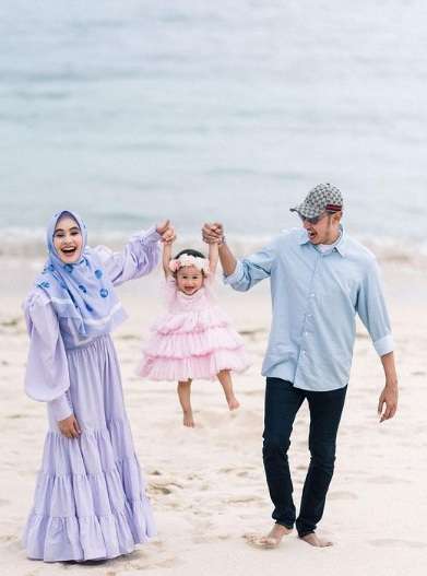 Potret Bahagia Khalisa, Anak Kartika Putri Saat Main Ke Pantai
