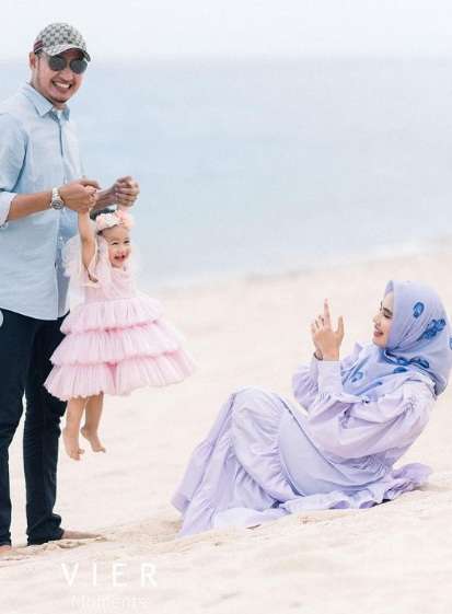 Potret Bahagia Khalisa, Anak Kartika Putri Saat Main Ke Pantai