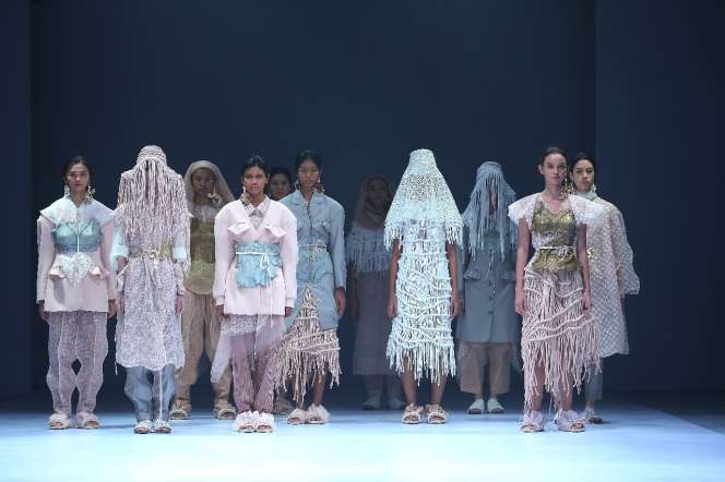 Dewi Fashion Knights Menutup Gelaran Jakarta Fashion Week 2021