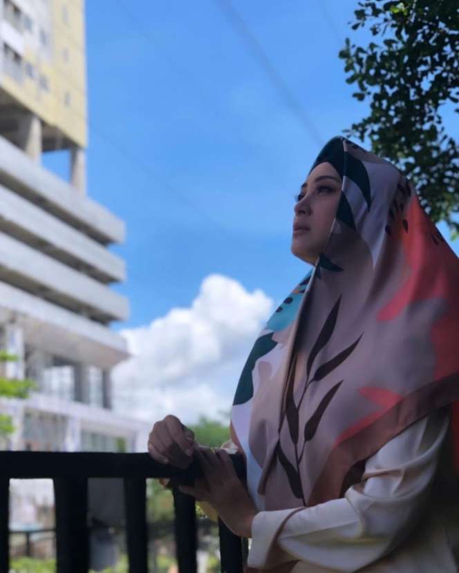 Potret Della Puspita Berhijab, Cantik Banget dan Awet Muda!