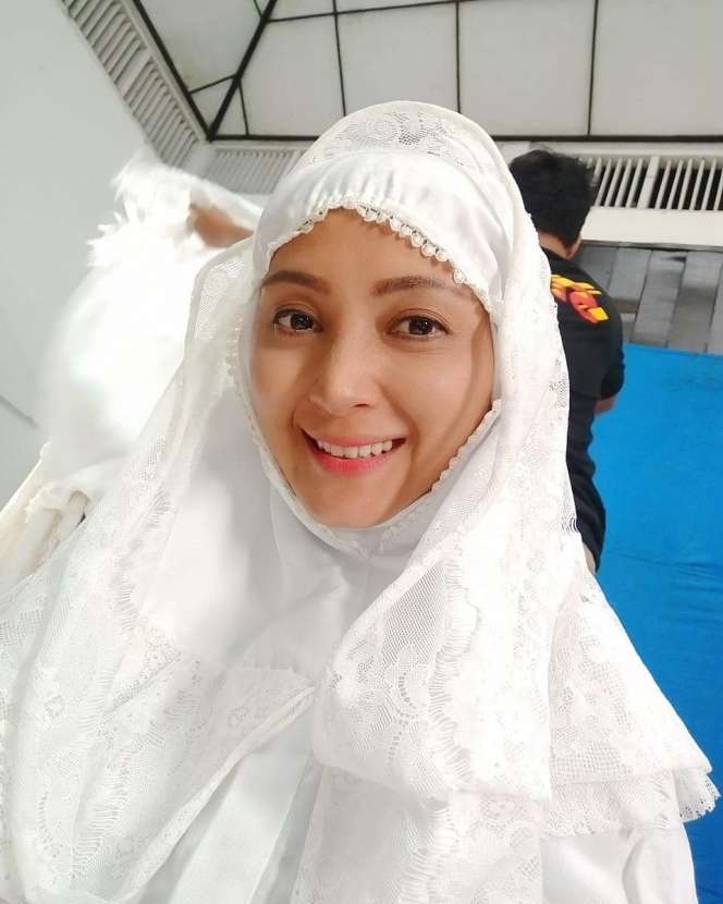 Potret Della Puspita Berhijab, Cantik Banget dan Awet Muda!
