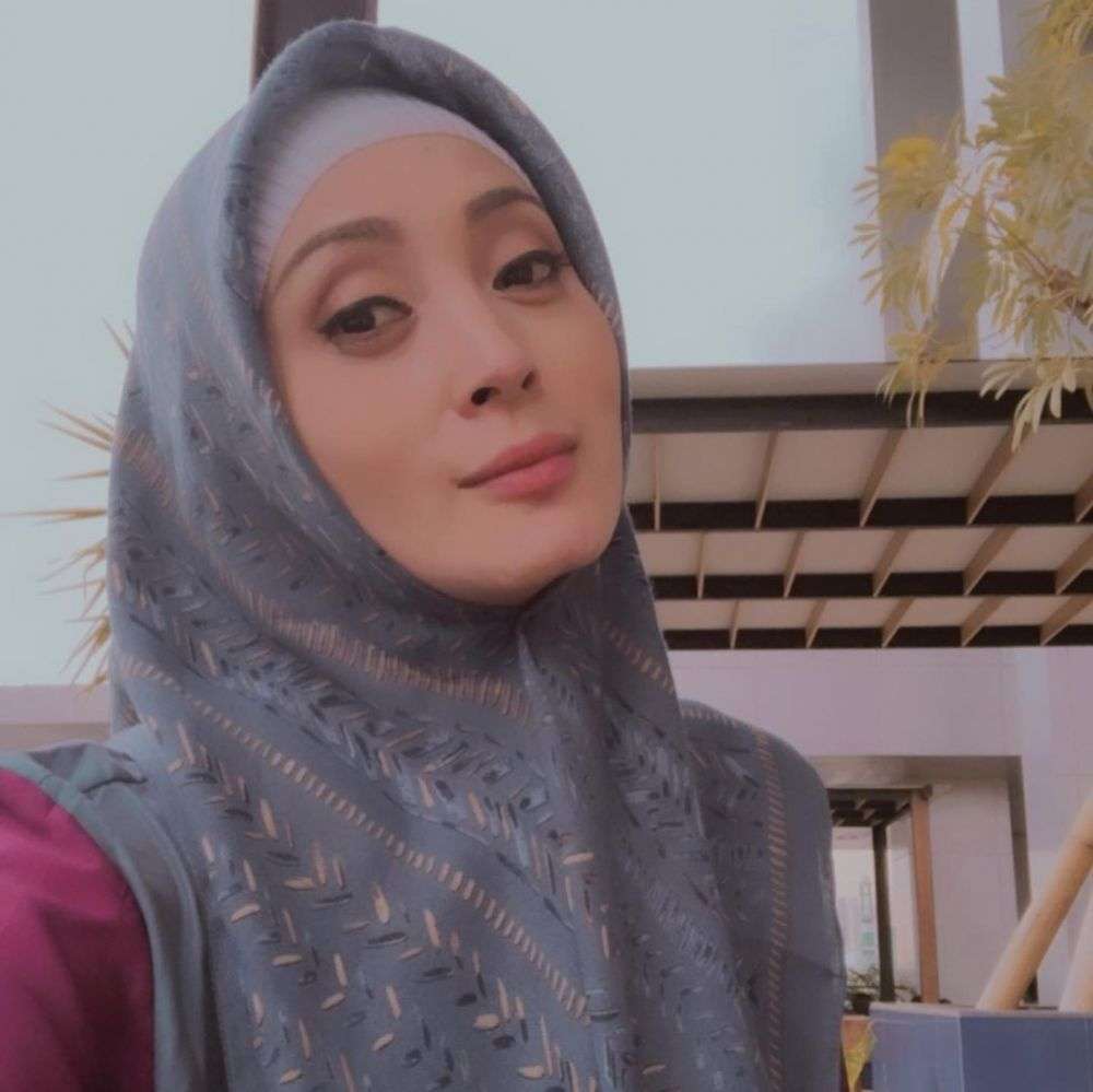 Potret Della Puspita Berhijab, Cantik Banget dan Awet Muda!
