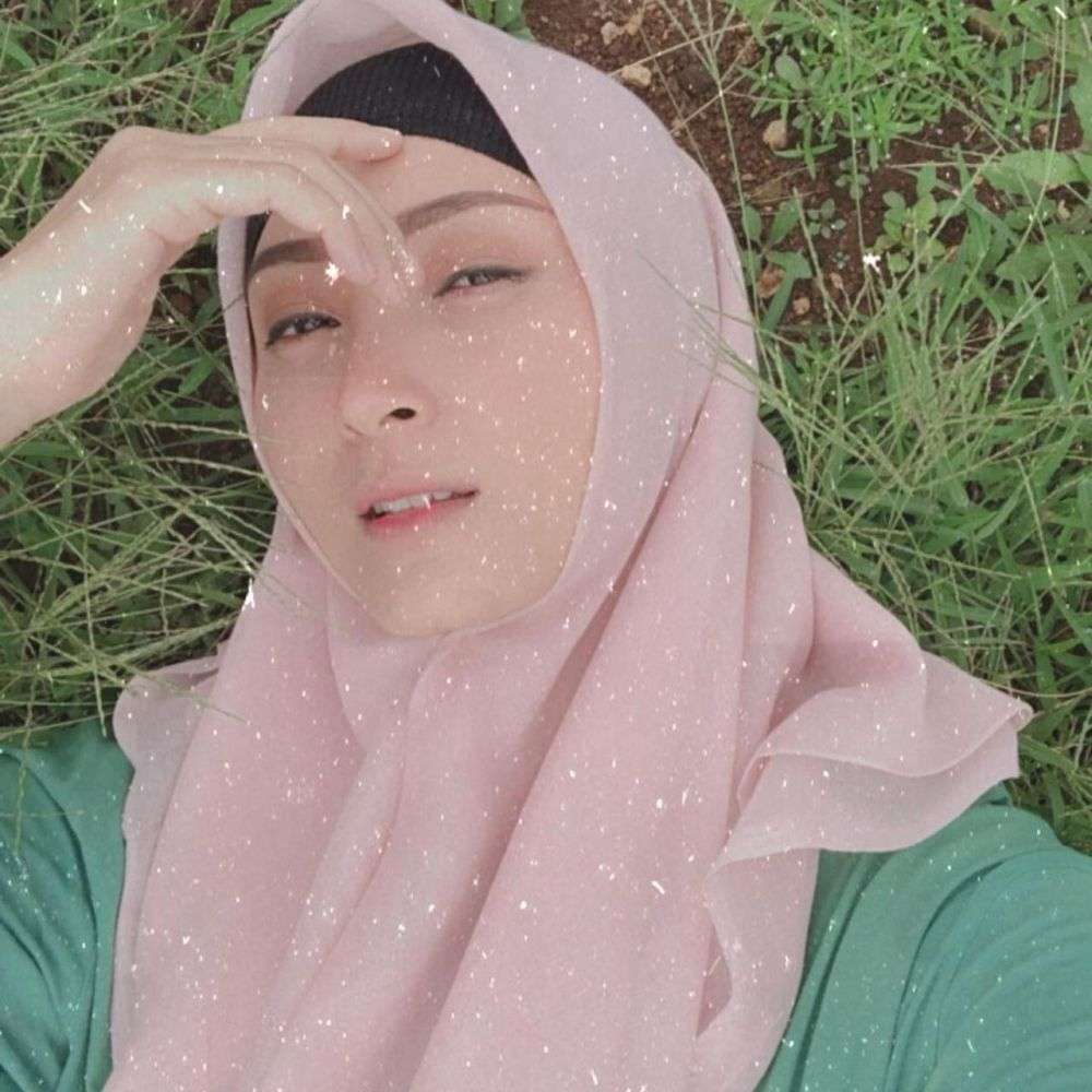 Potret Della Puspita Berhijab, Cantik Banget dan Awet Muda!