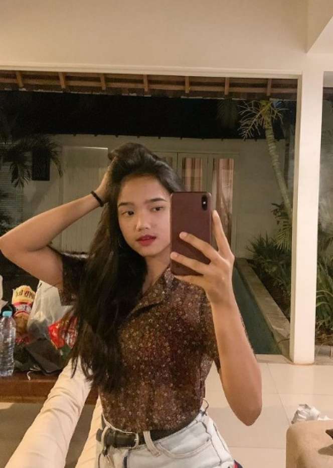 5 Potret Fuji, Adik Bibi yang Asuh Anak Vanessa Angel