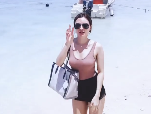 Tiga Seleb Cantik Ini Pamer Bekas Tanda Merah di Tubuh