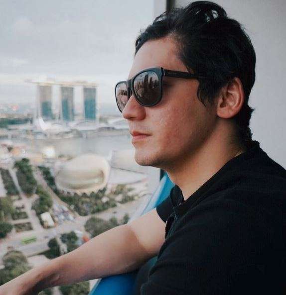 3 Seleb Non Muslim Ini Ternyata Pandai Sholat dan Mengaji