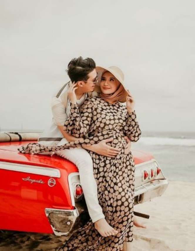 Potret Maternity Zaskia Sungkar-Irwansyah di Pulau Dewata
