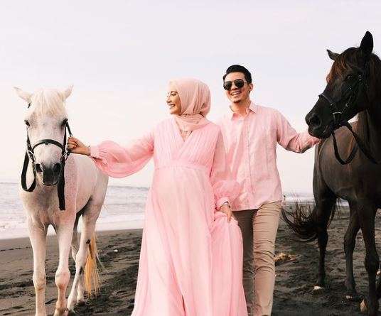 Potret Maternity Zaskia Sungkar-Irwansyah di Pulau Dewata