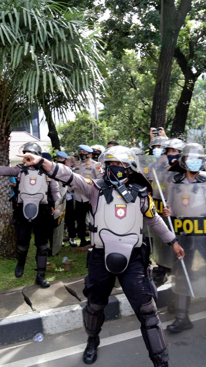 FOTO: Polisi Pukul Mundur Pendemo 1812