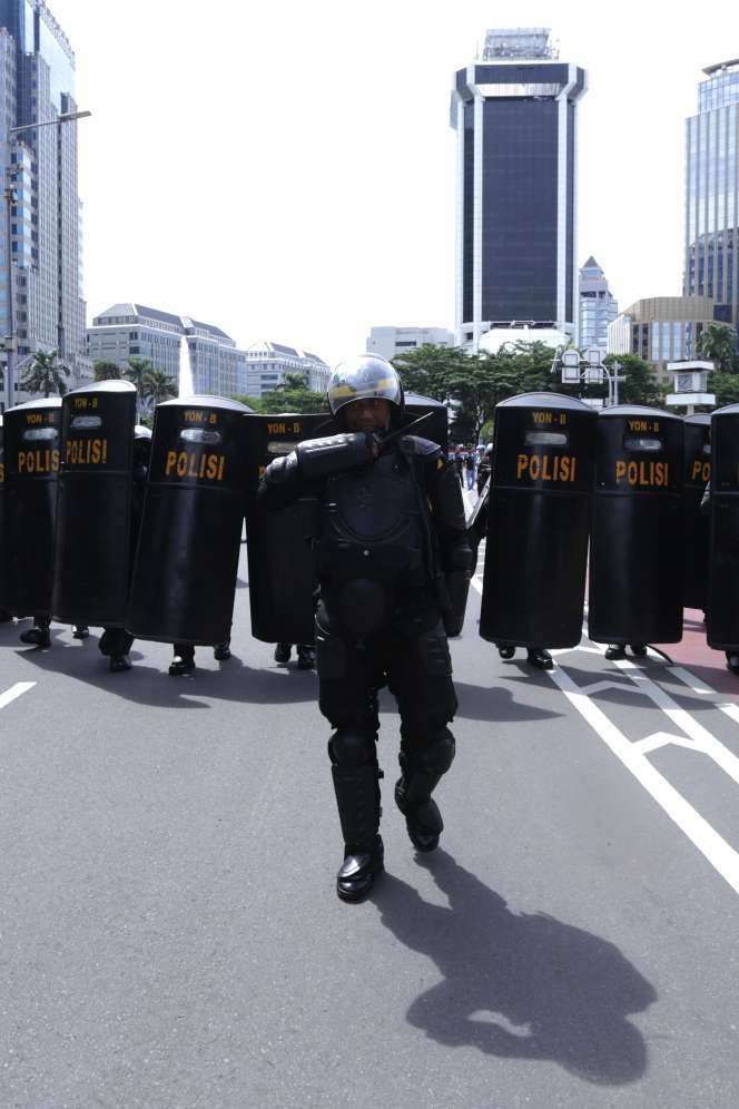 FOTO: Polisi Pukul Mundur Pendemo 1812