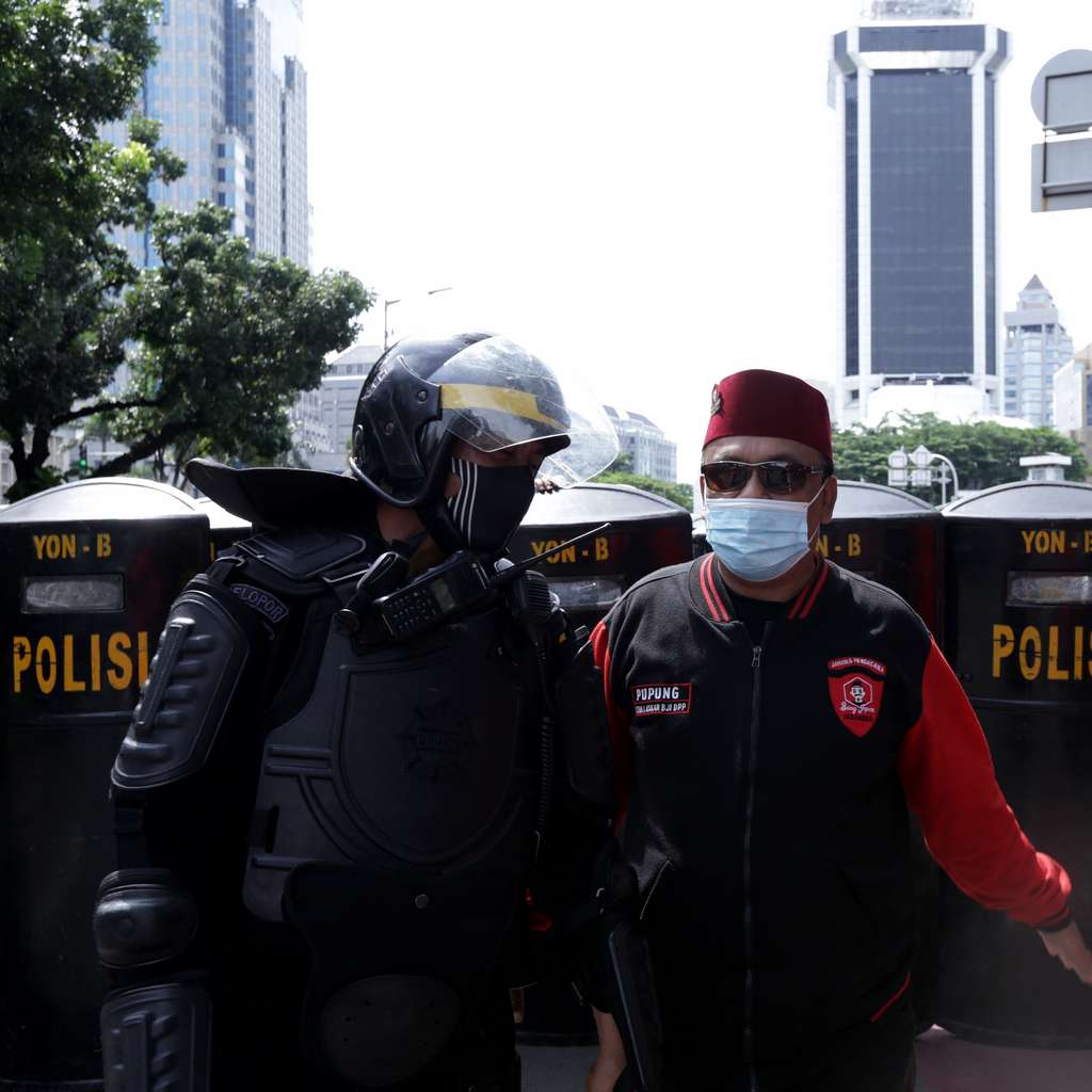 FOTO: Polisi Pukul Mundur Pendemo 1812