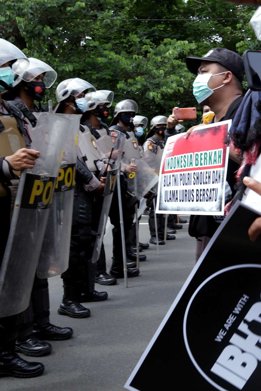 FOTO: Polisi Pukul Mundur Pendemo 1812