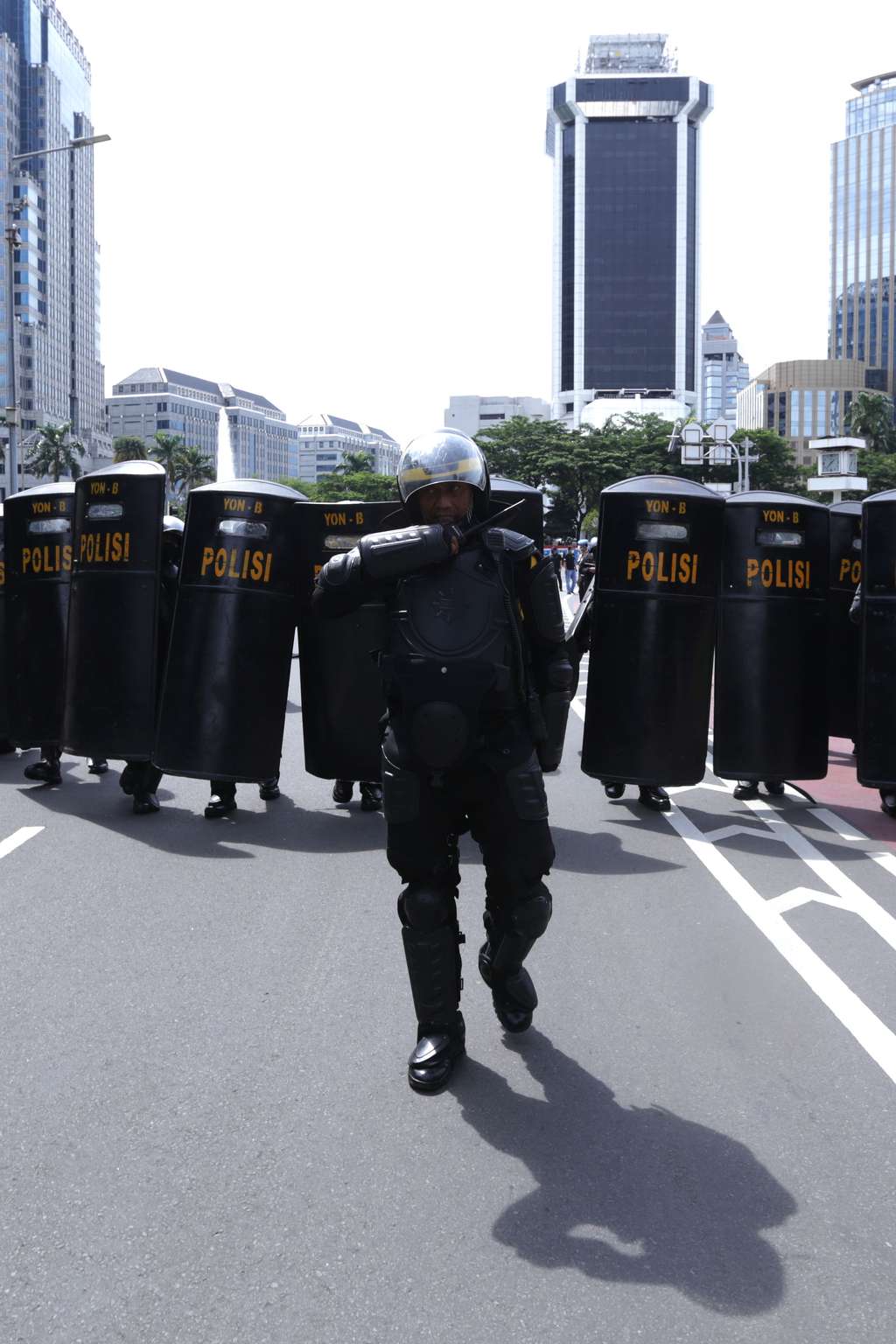 FOTO: Polisi Pukul Mundur Pendemo 1812