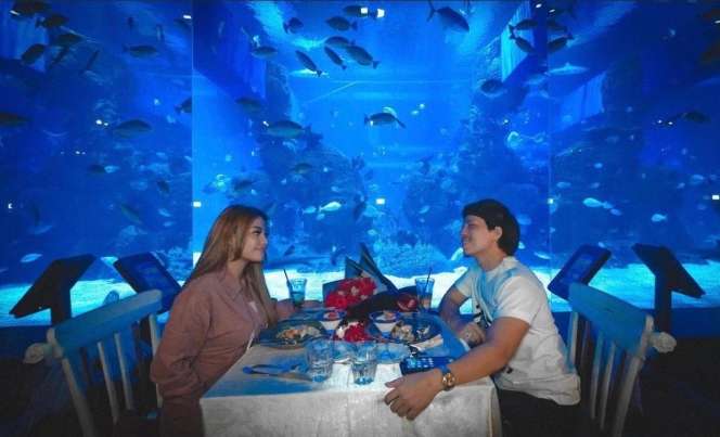 Potret Sensasi Makan Malam Romantis di Bawah Laut, Seru!