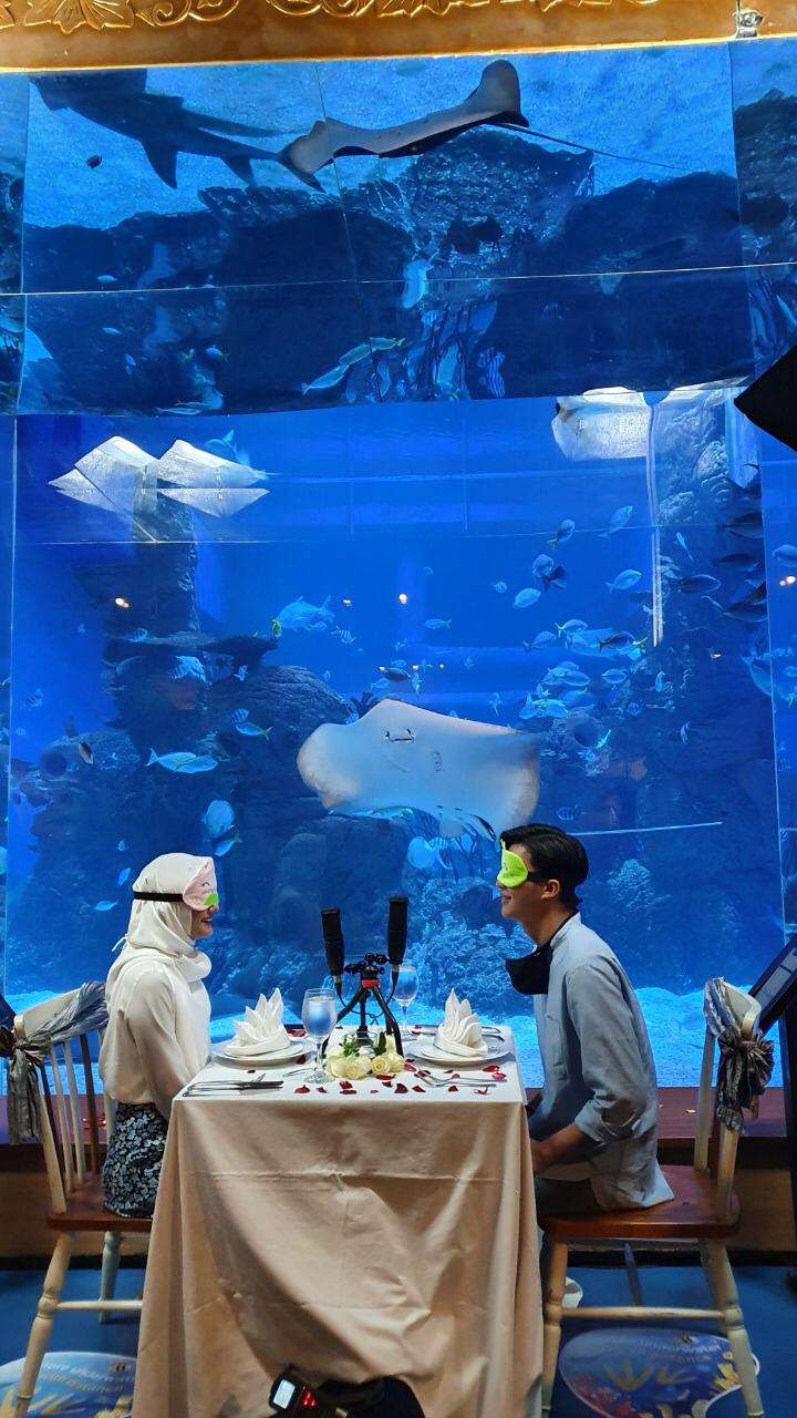Potret Sensasi Makan Malam Romantis di Bawah Laut, Seru!