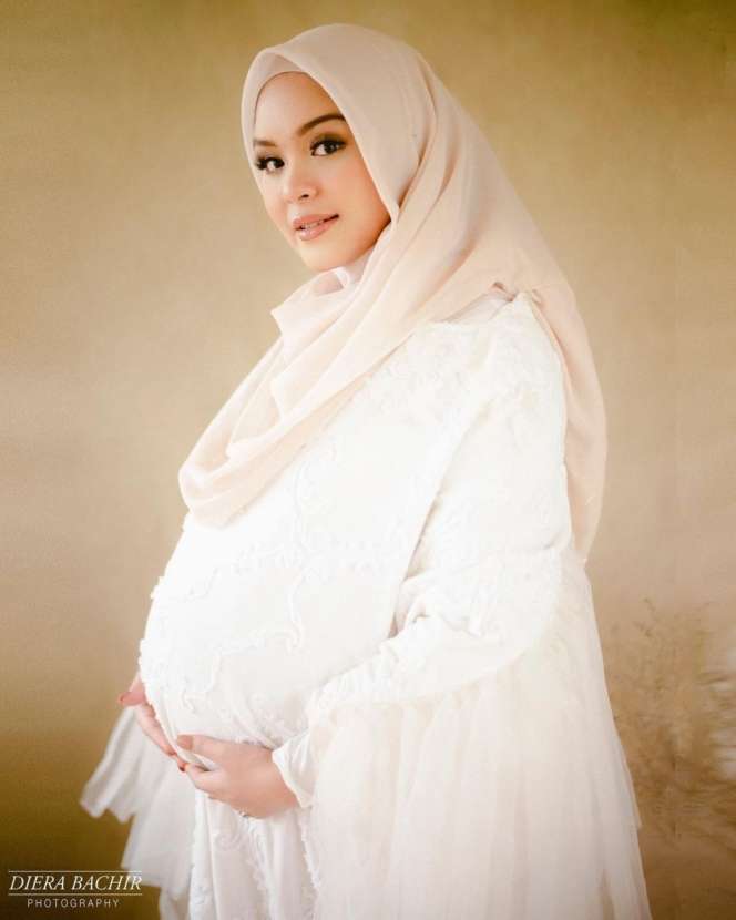 Potret Vebby Palwinta Saat Maternity, Bergaya Simpel