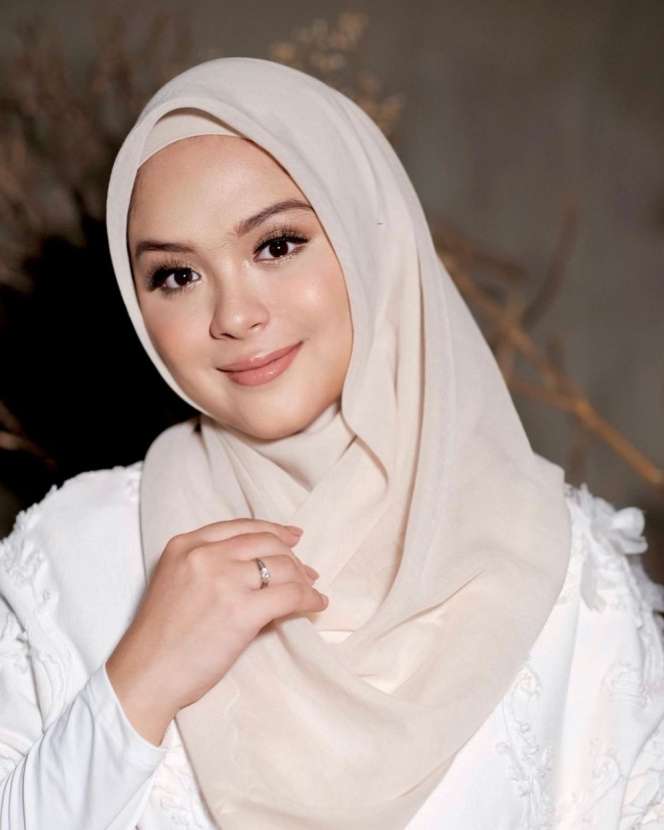 Potret Vebby Palwinta Saat Maternity, Bergaya Simpel