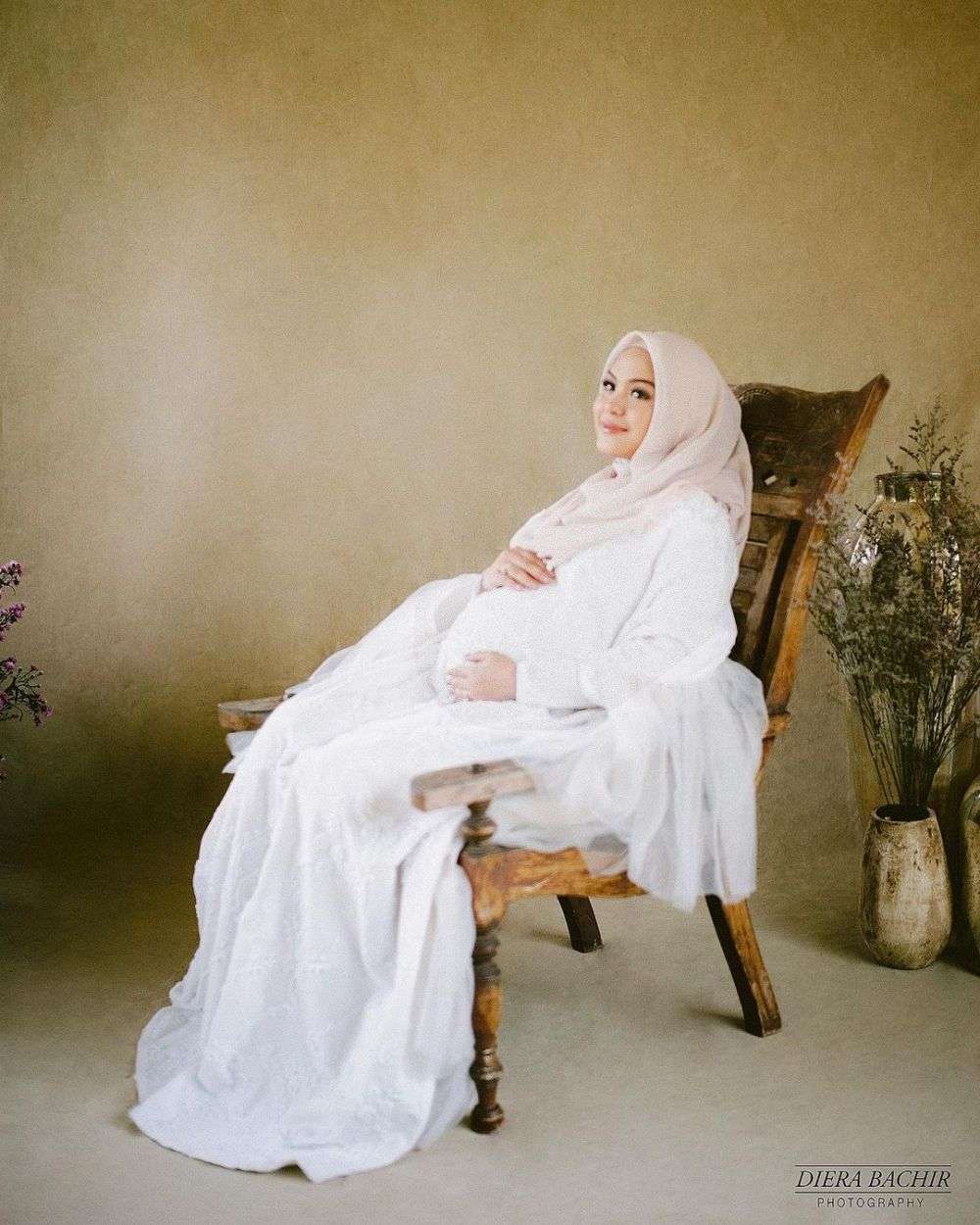 Potret Vebby Palwinta Saat Maternity, Bergaya Simpel