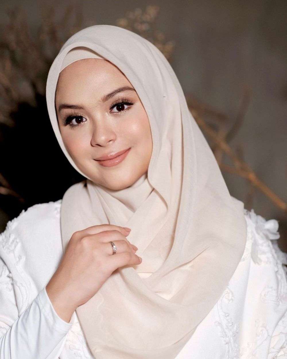 Potret Vebby Palwinta Saat Maternity, Bergaya Simpel