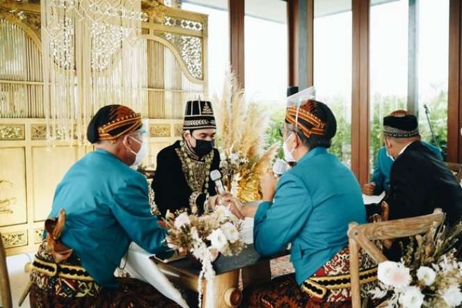 Potret Pernikahan Adipati Dolken dan Canti Tachril